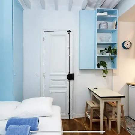Апартаменты 4 Le Marais Place Des Vosges Париж